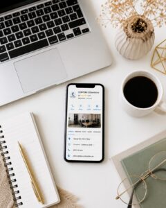 Flatlay s telefónom zobrazujúcim Google profil účtovníckej kancelárie